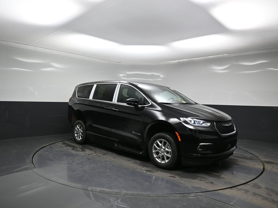 Black Chrysler Pacifica image number 17