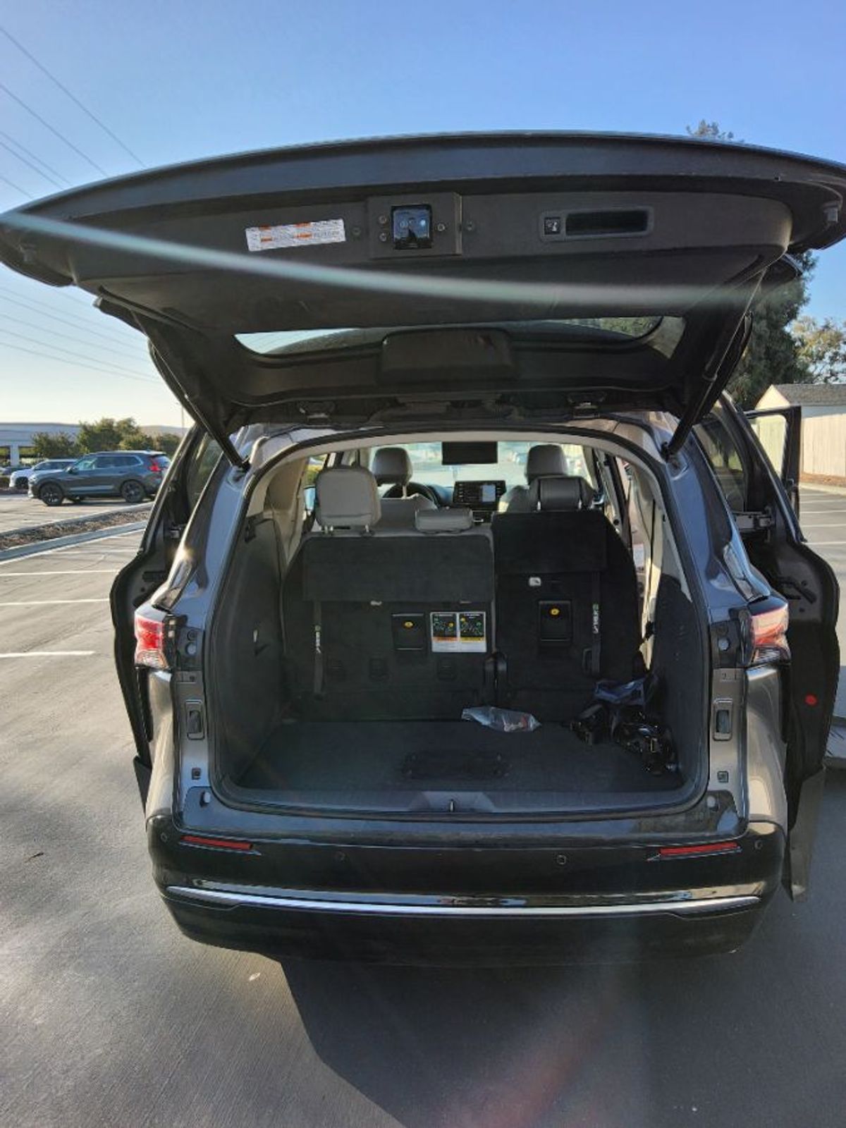 Grey Toyota Sienna image number 7