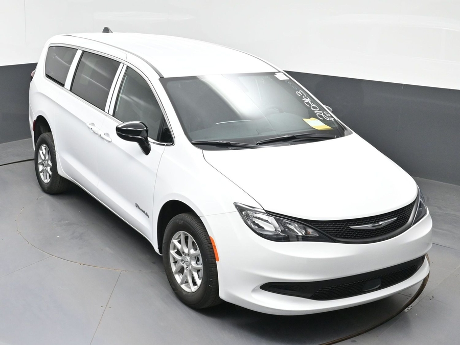 White Chrysler Voyager image number 21