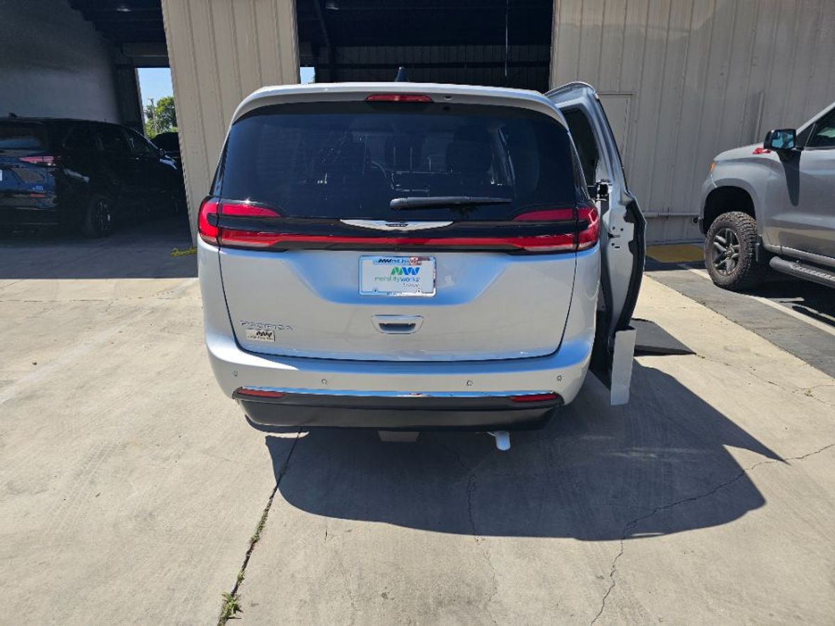 2024 CHRYSLER PACIFICA - Image 4