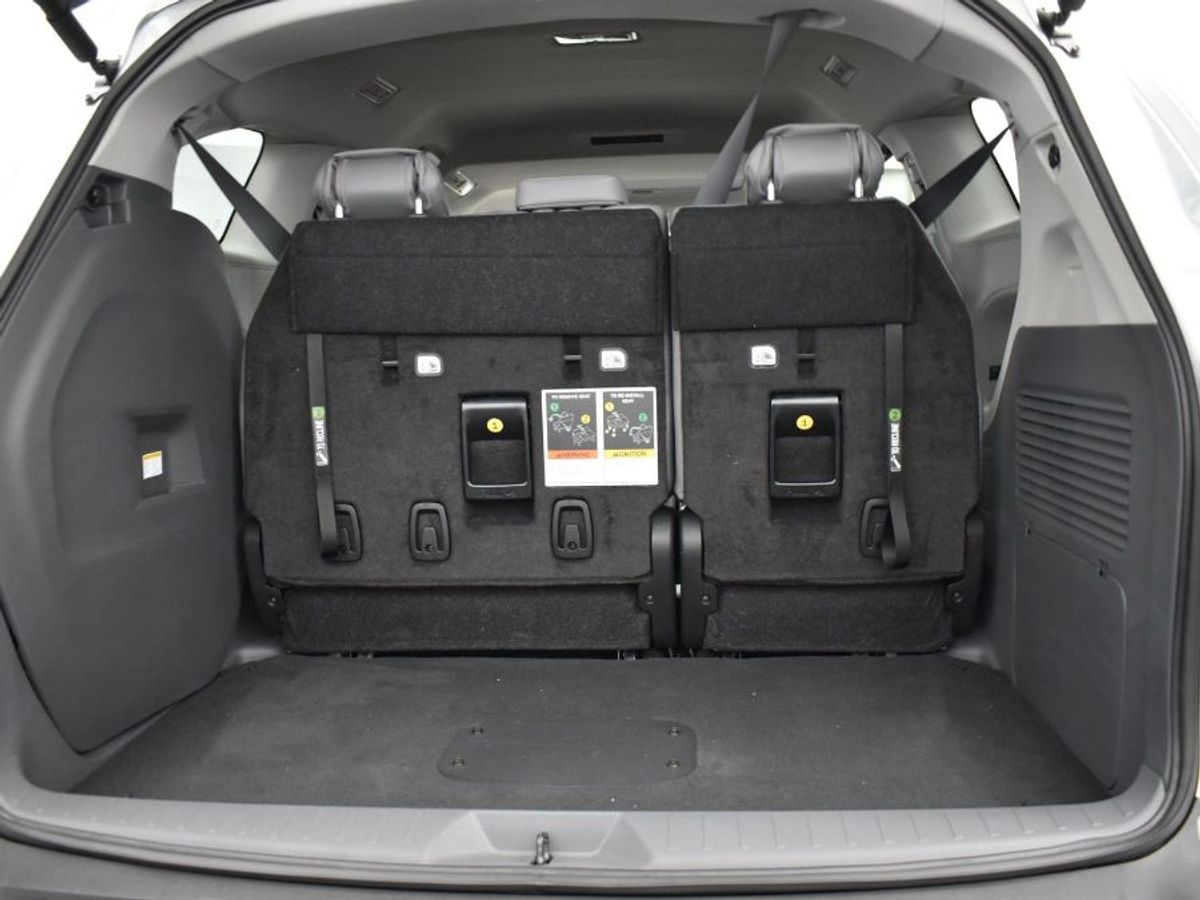 Silver Toyota Sienna image number 7