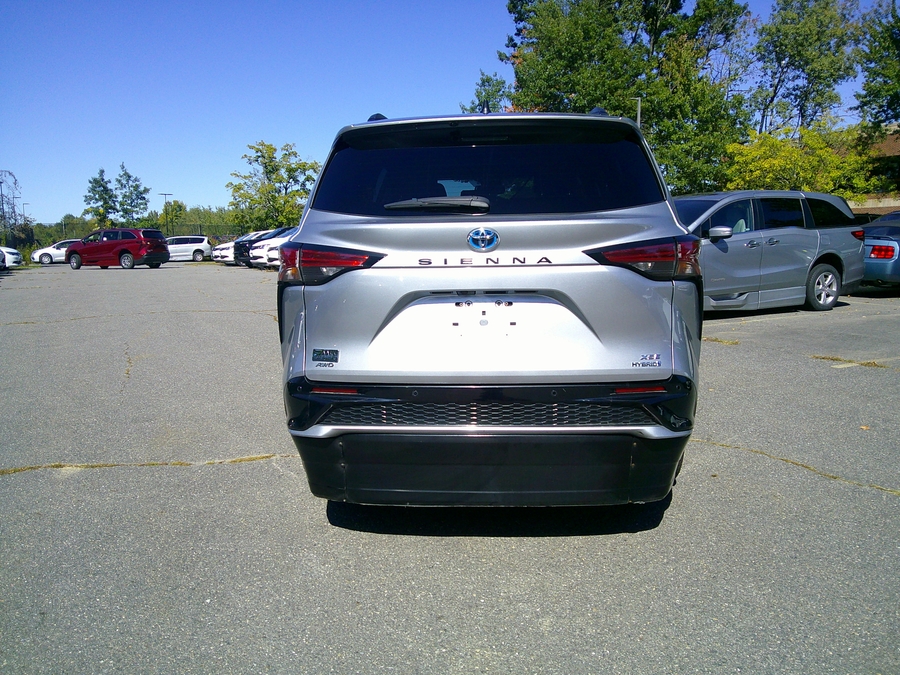  Toyota Sienna image number 8
