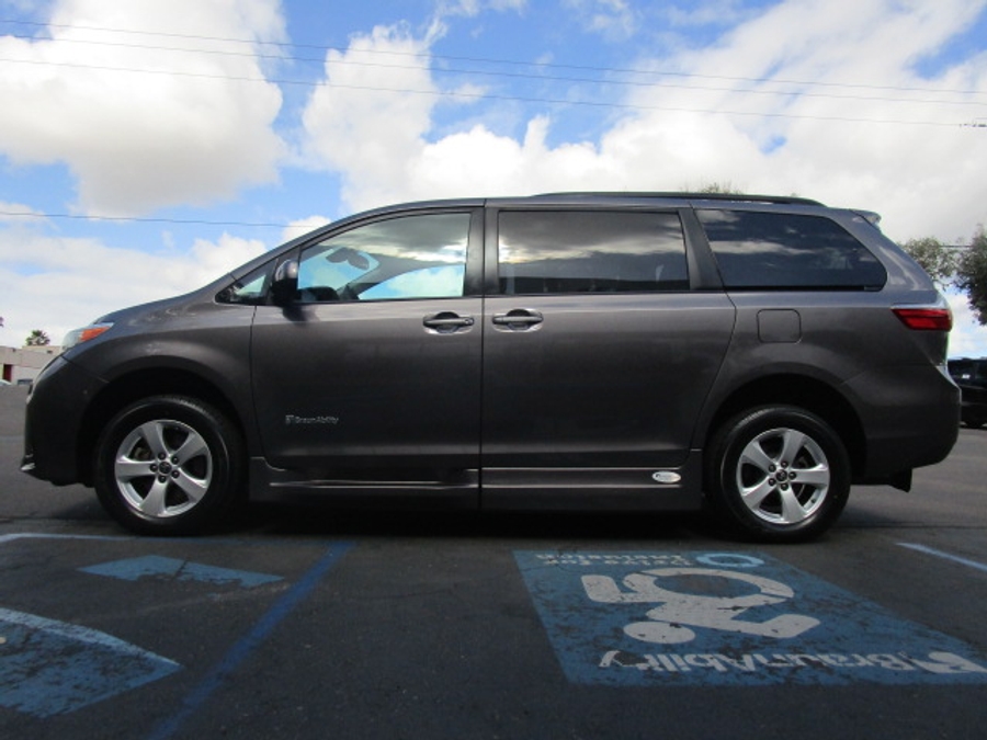 Used 2020 Toyota Sienna LE - BraunAbility Side Entry Entry Fold Out Automatic Ramp