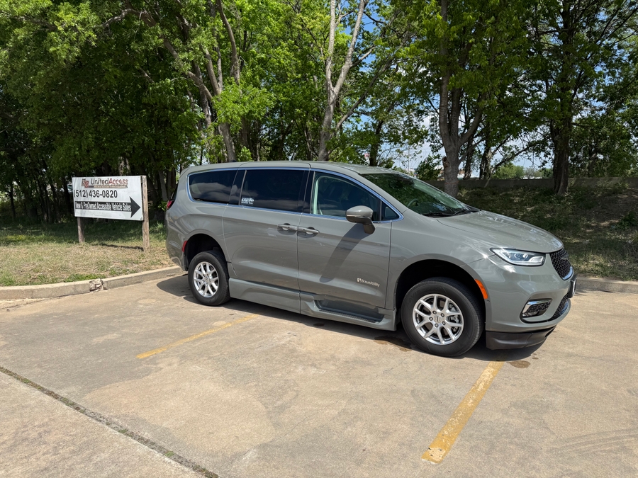 Used 2023 Chrysler Pacifica Touring L - BraunAbility Side Entry Entry In Floor Automatic Ramp