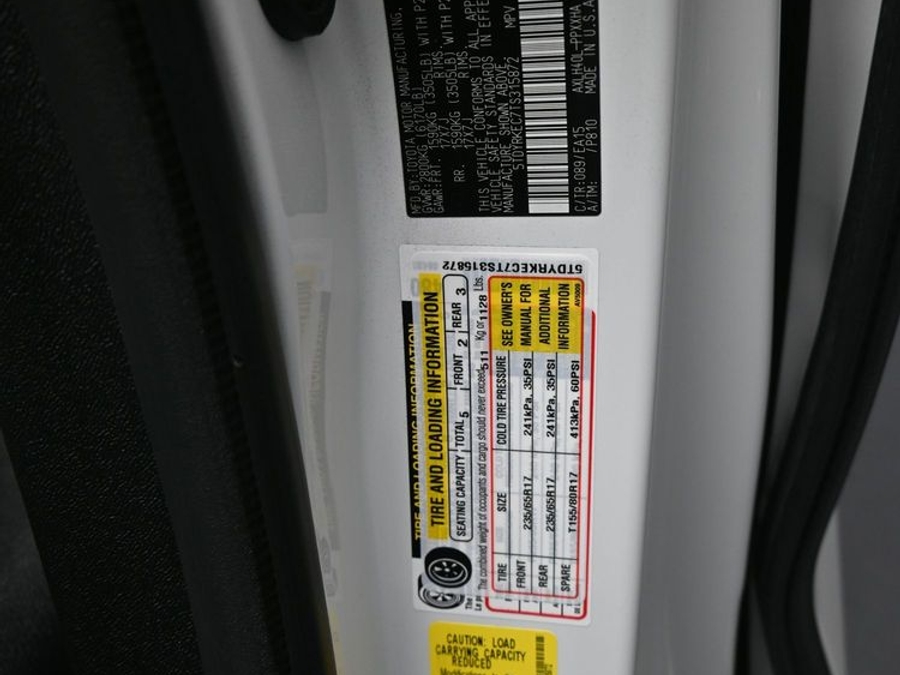 White Toyota Sienna image number 21