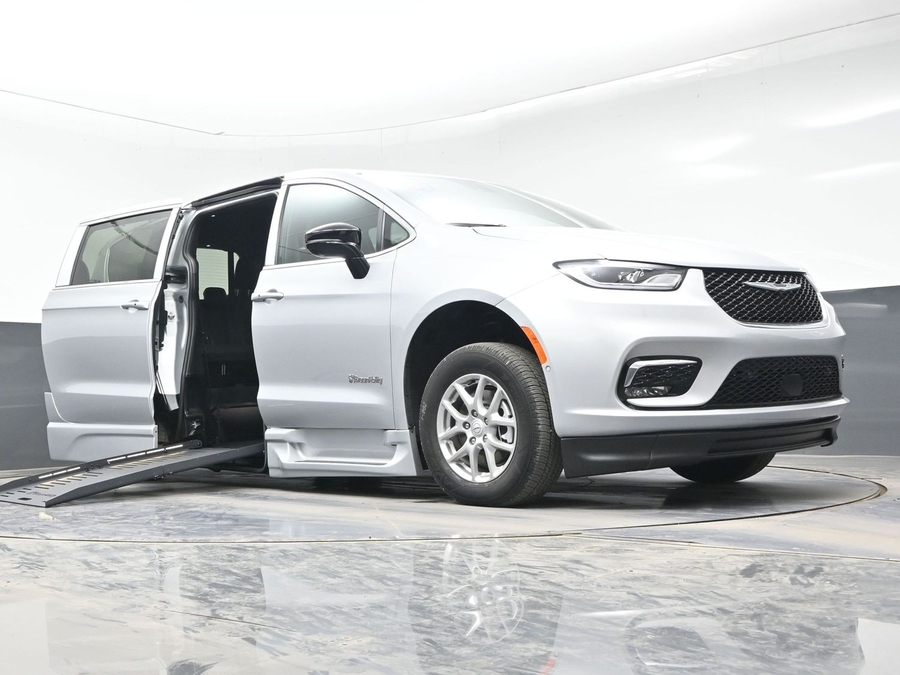 New 2026 Chrysler Pacifica Select Safety - BraunAbility Side Entry Fold Out Automatic Ramp
