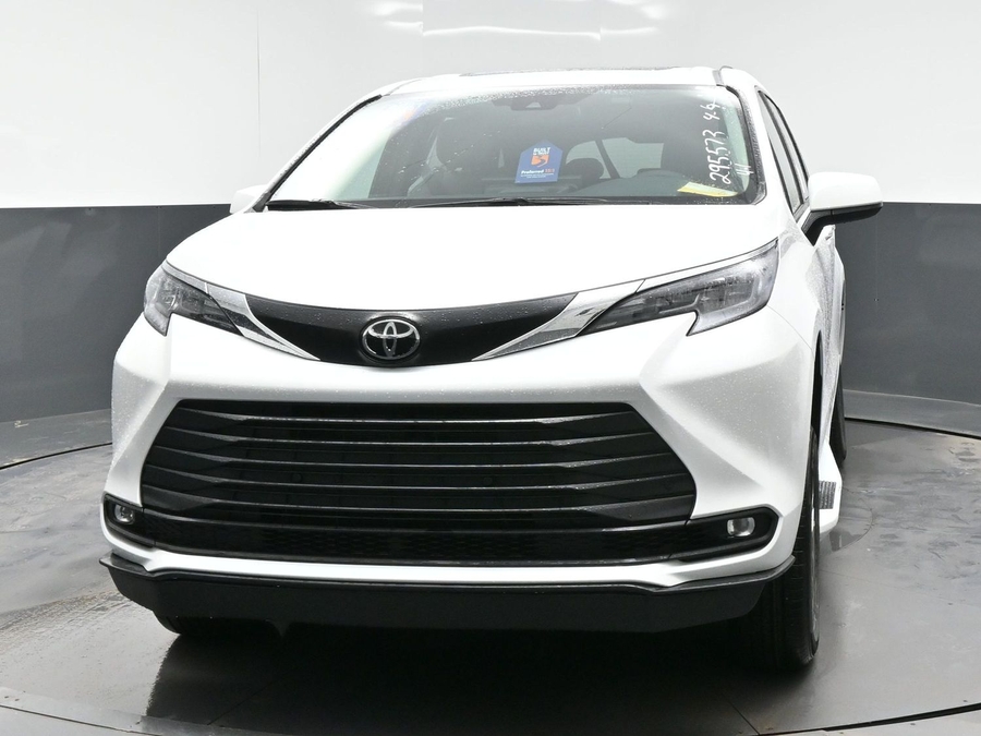 White Toyota Sienna image number 1