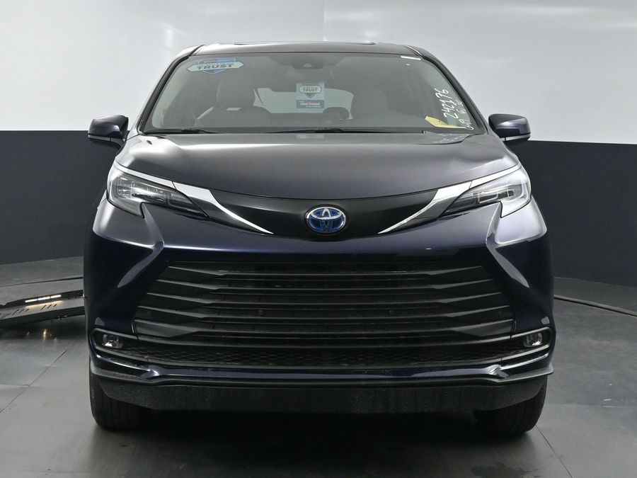 New 2025 Toyota Sienna Hybrid XLE Plus - BraunAbility Side Entry Entry Fold Out Automatic Ramp
