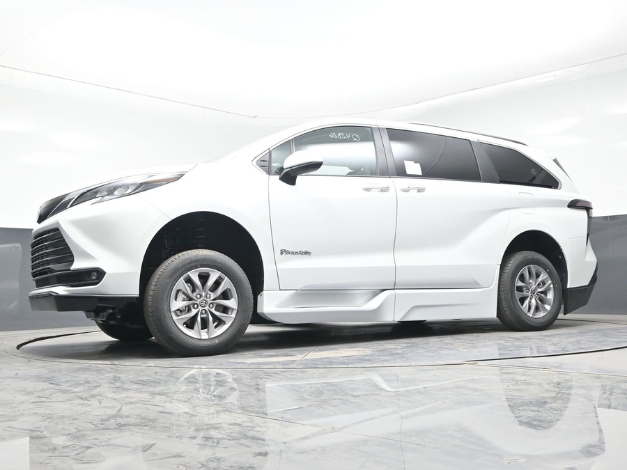 White Toyota Sienna image number 16