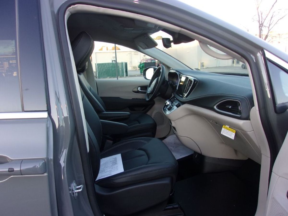 Grey Chrysler Pacifica image number 10