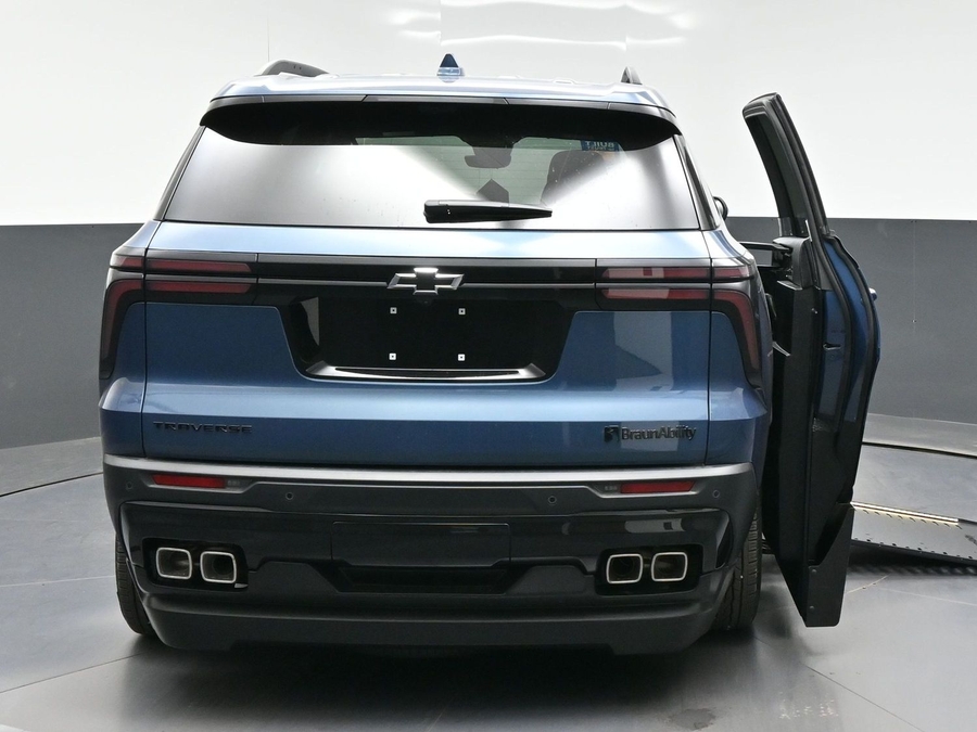 New 2026 Chevrolet Traverse 1LT Midnight - BraunAbility Side Entry In Floor Automatic Ramp
