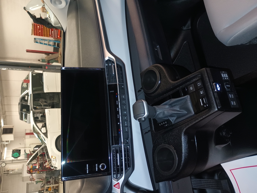 Silver Toyota Sienna image number 2