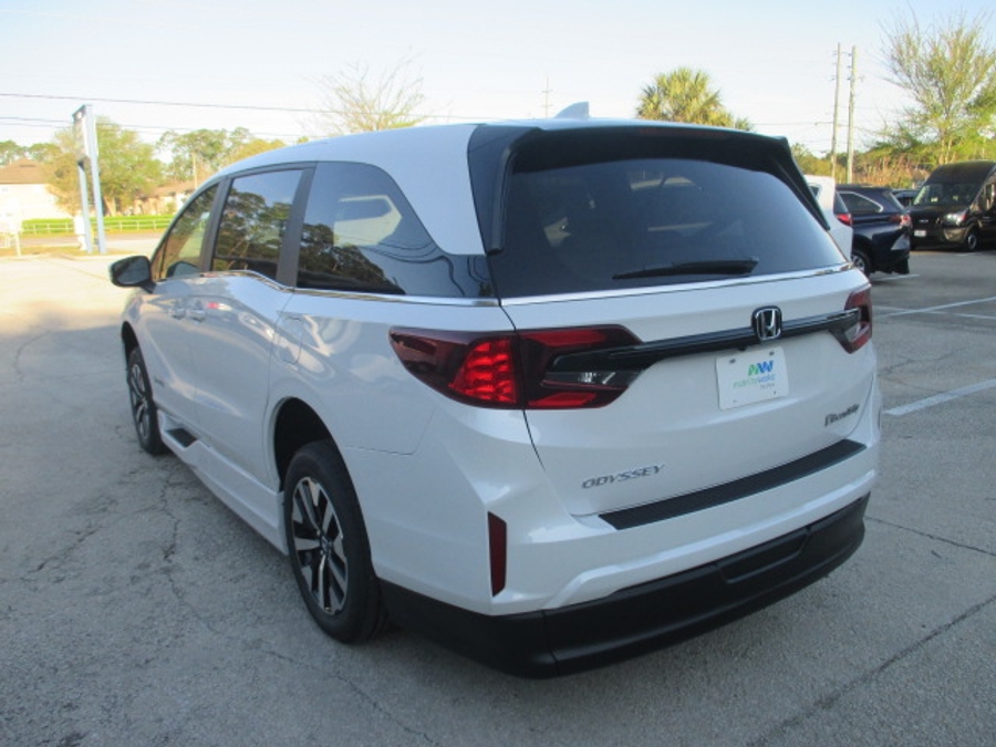 White Honda Odyssey image number 27