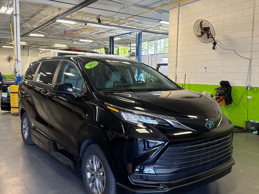 Black Toyota Sienna image number 3