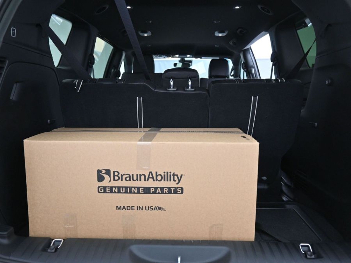 Black Chrysler Pacifica image number 13