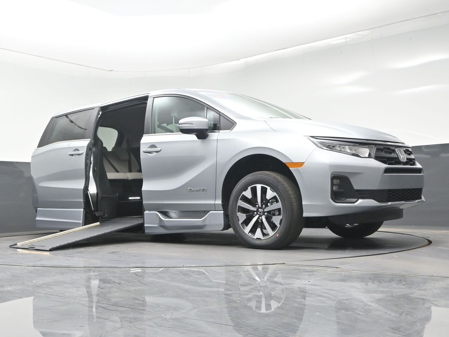 Silver Honda Odyssey image number 19
