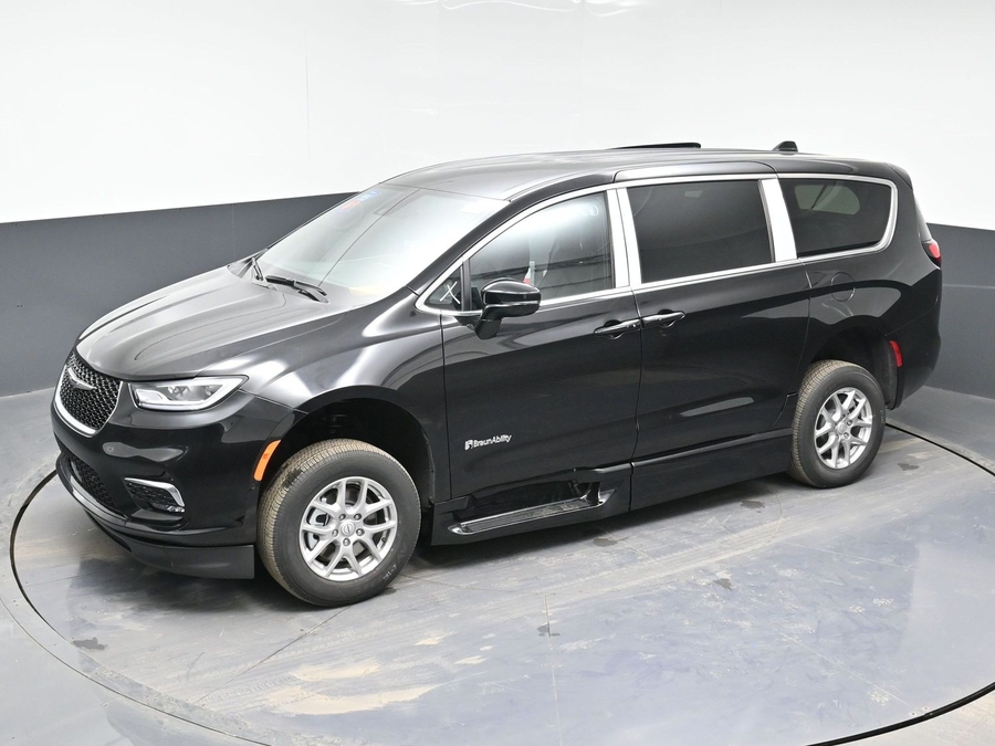 Black Chrysler Pacifica image number 23