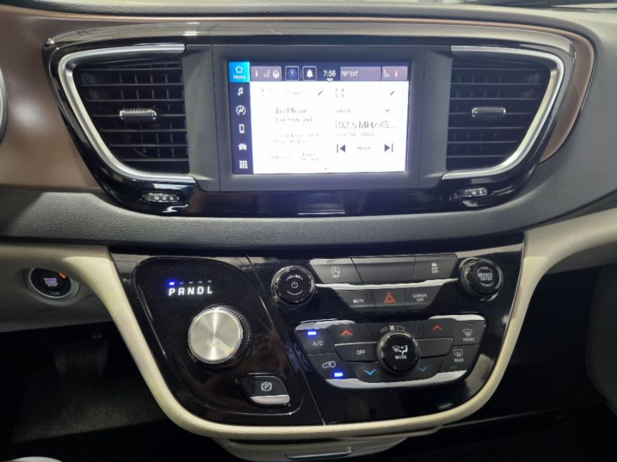 Black Chrysler Voyager image number 14