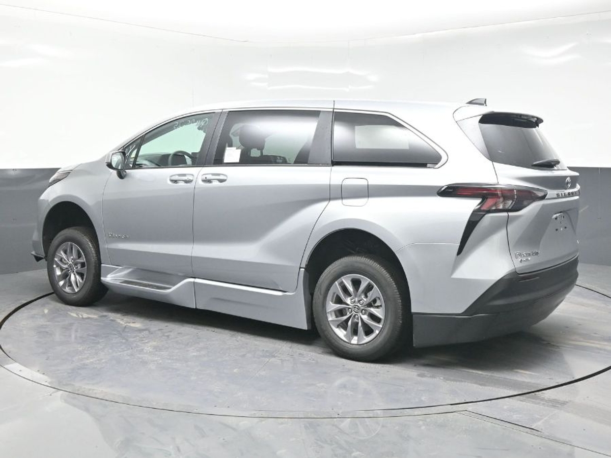 2025 TOYOTA SIENNA - Image 6