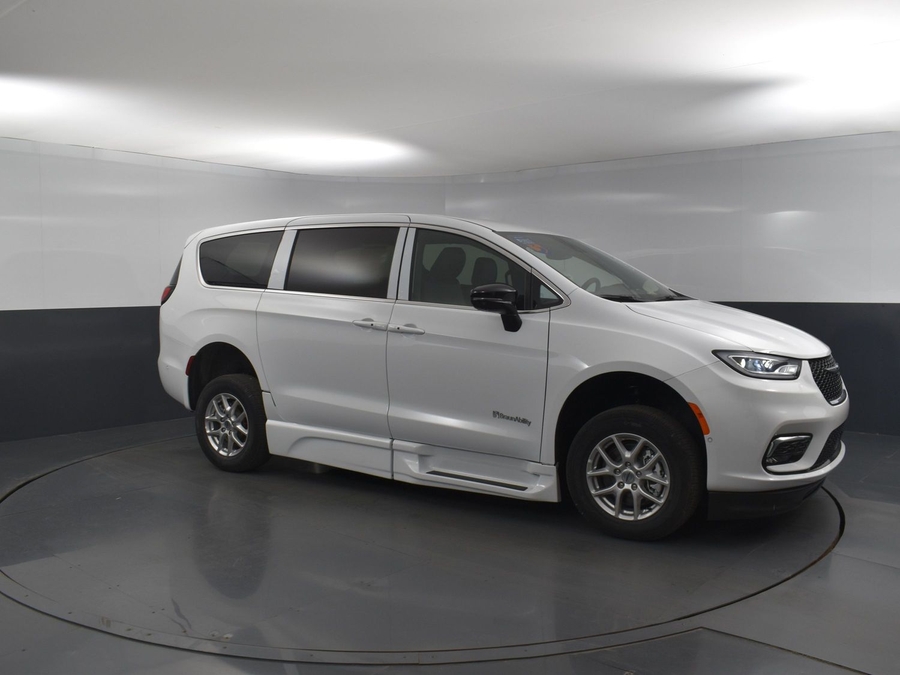 New 2025 Chrysler Pacifica Select Safety - BraunAbility Side Entry Entry Fold Out Automatic Ramp
