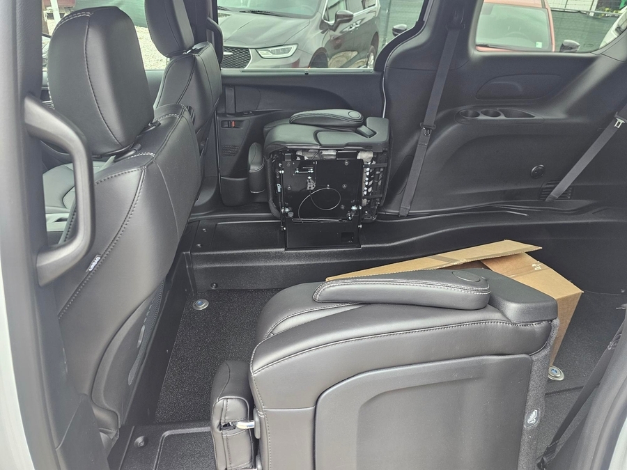 White Chrysler Voyager image number 9