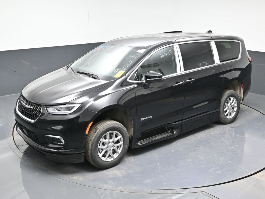 Black Chrysler Pacifica image number 23