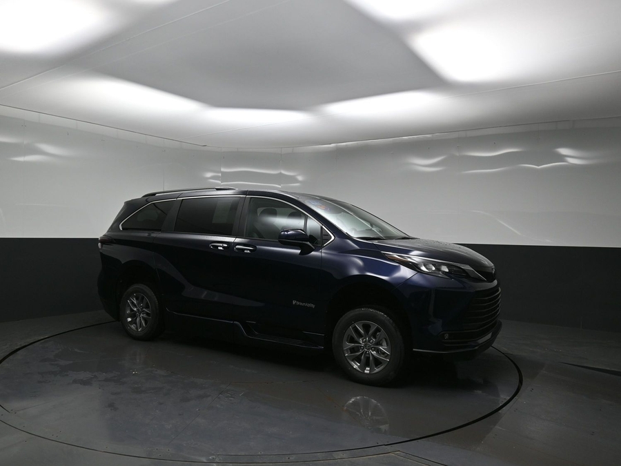 New 2026 Toyota Sienna Hybrid XLE Base - BraunAbility Side Entry Entry Fold Out Automatic Ramp