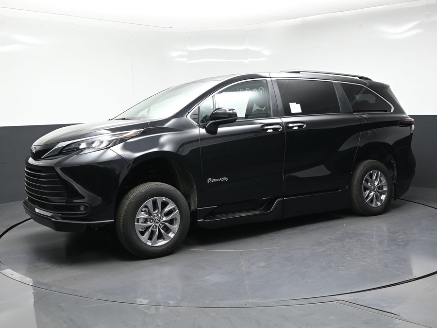 New 2026 Toyota Sienna Hybrid XLE Base - BraunAbility Side Entry Fold Out Automatic Ramp