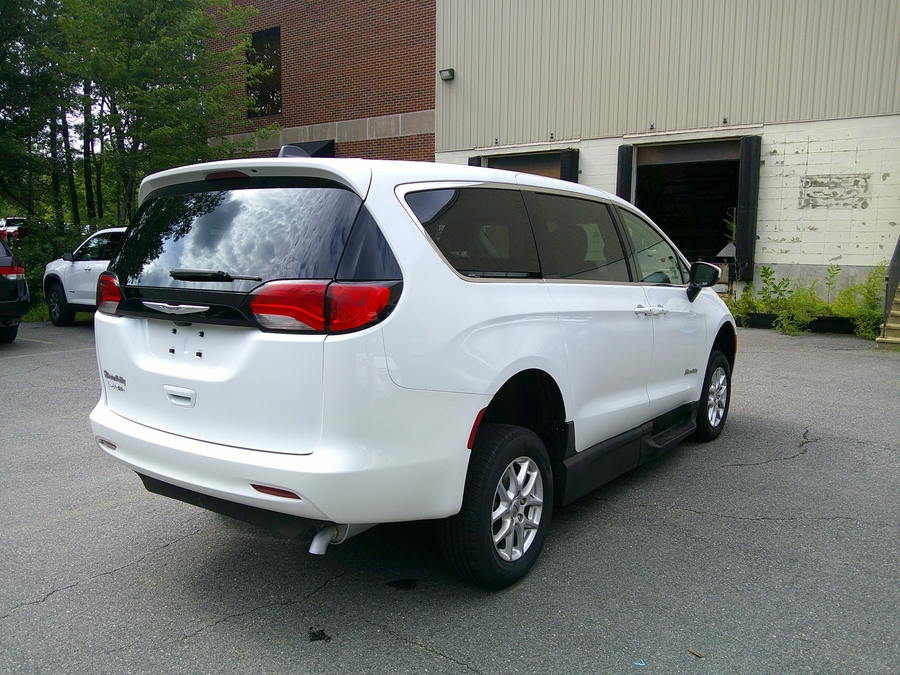 White Chrysler Voyager image number 9