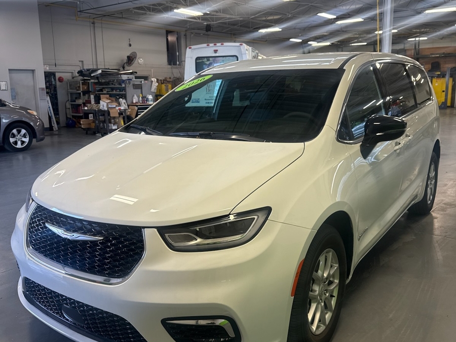 White Chrysler Pacifica image number 3