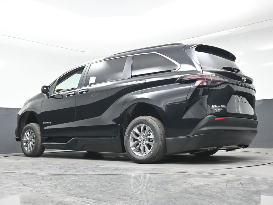 Black Toyota Sienna image number 15