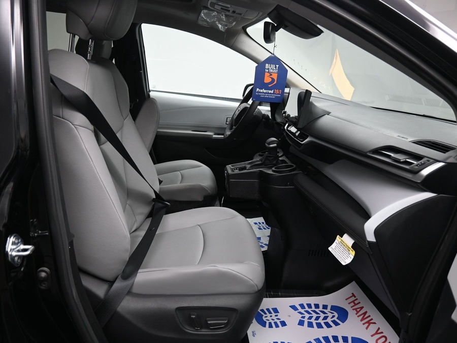New 2026 Toyota Sienna Hybrid XLE Base - BraunAbility Side Entry Fold Out Automatic Ramp