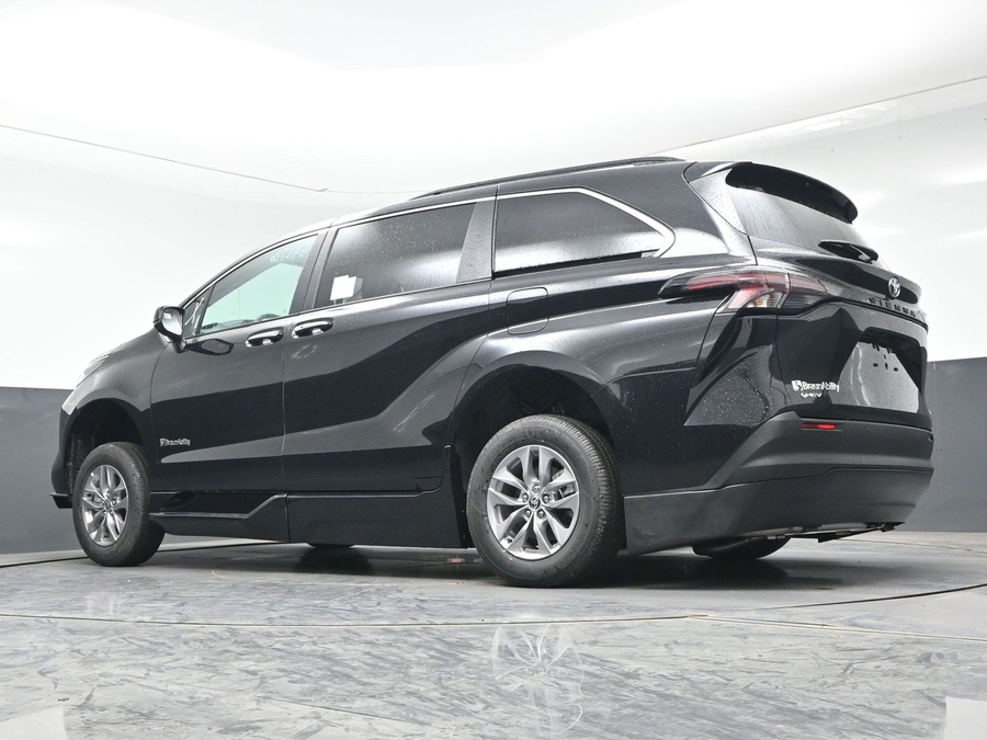 New 2026 Toyota Sienna Hybrid XLE Base - BraunAbility Side Entry Entry Fold Out Automatic Ramp