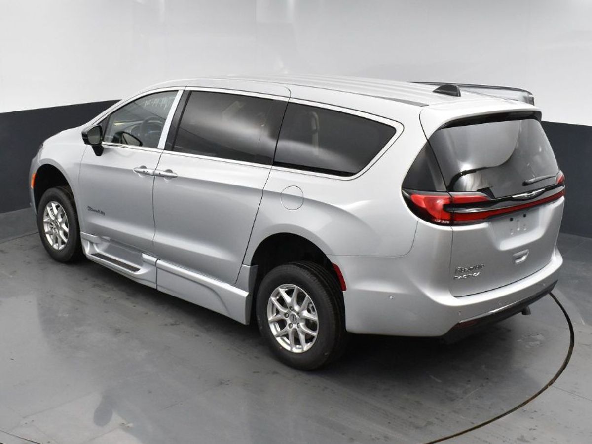 Silver Chrysler Pacifica image number 16