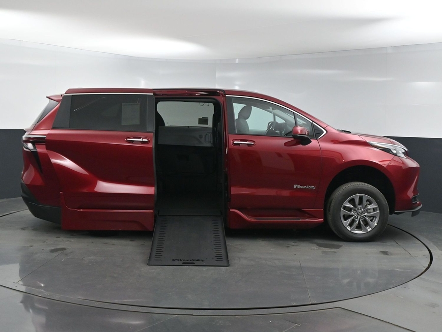 New 2025 Toyota Sienna Hybrid XLE Base - BraunAbility Side Entry Entry In Floor Automatic Ramp