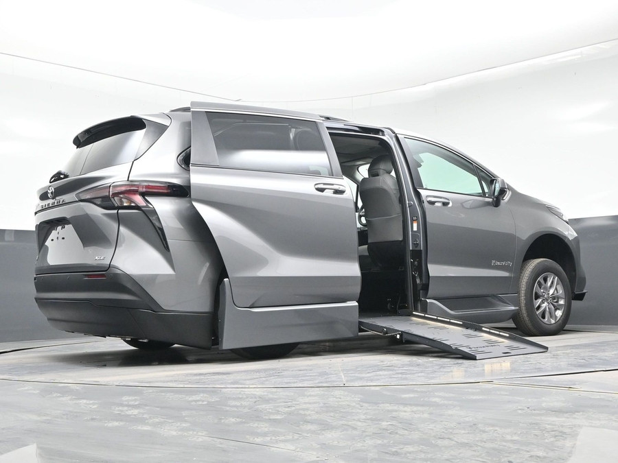 New 2026 Toyota Sienna Hybrid XLE Add - BraunAbility Side Entry Fold Out Automatic Ramp
