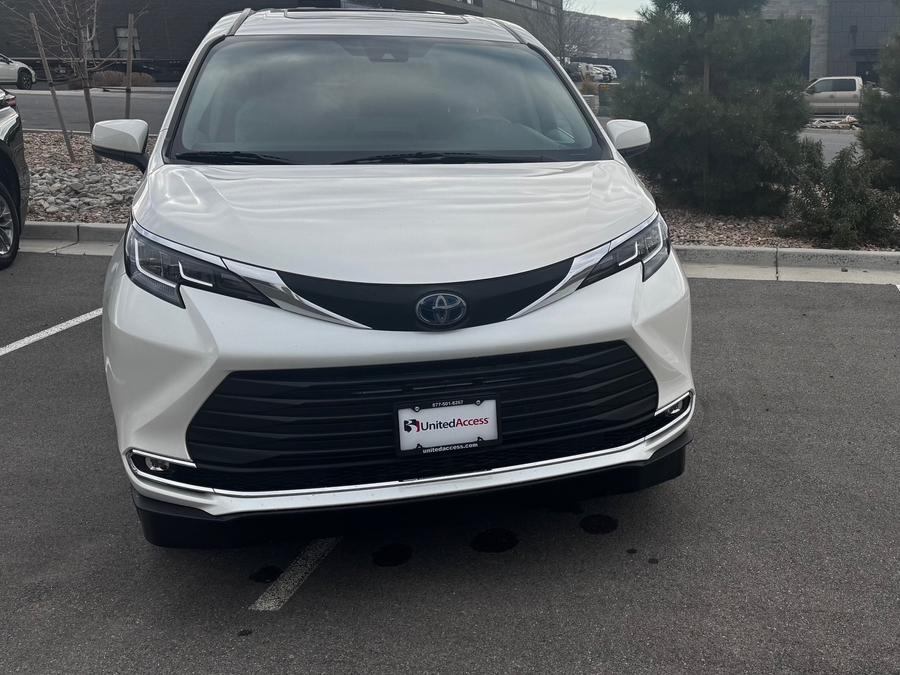 Used 2021 Toyota Sienna Hybrid XLE Base - VMI Side Entry Entry In Floor Automatic Ramp
