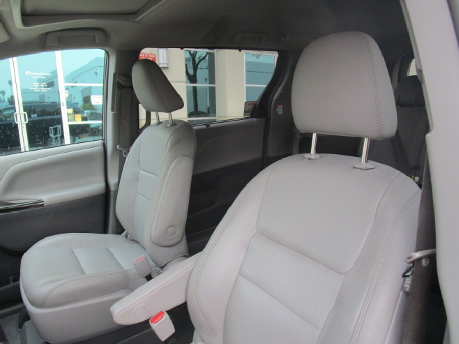 Used 2018 Toyota Sienna XLE Base - VMI Side Entry Entry In Floor Automatic Ramp