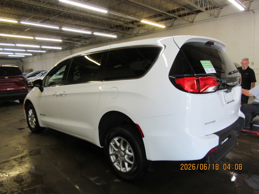 White Chrysler Voyager image number 12