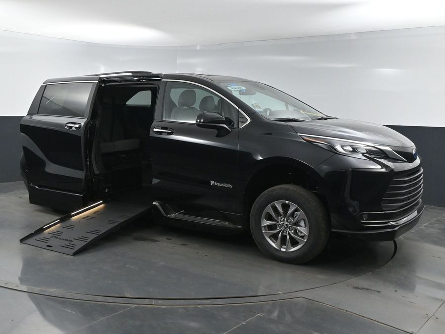 New 2025 Toyota Sienna Hybrid XLE Plus - BraunAbility Side Entry Entry Fold Out Automatic Ramp