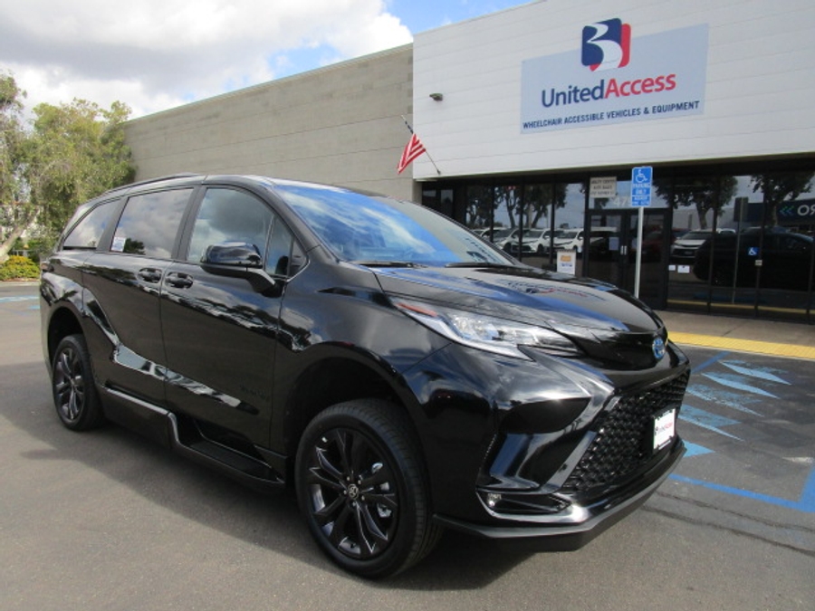 New 2025 Toyota Sienna Hybrid XSE Sport - BraunAbility Side Entry Entry In Floor Automatic Ramp