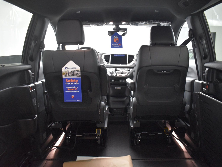 New 2025 Chrysler Pacifica Select Safety - BraunAbility Side Entry Entry Fold Out Automatic Ramp