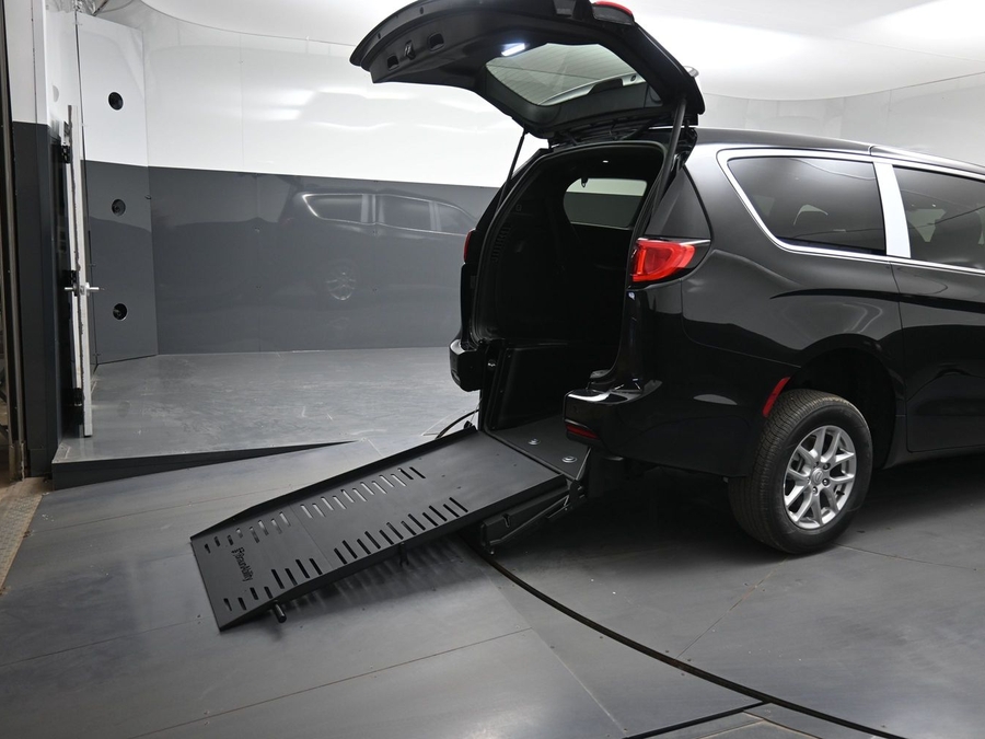 Black Chrysler Voyager image number 23