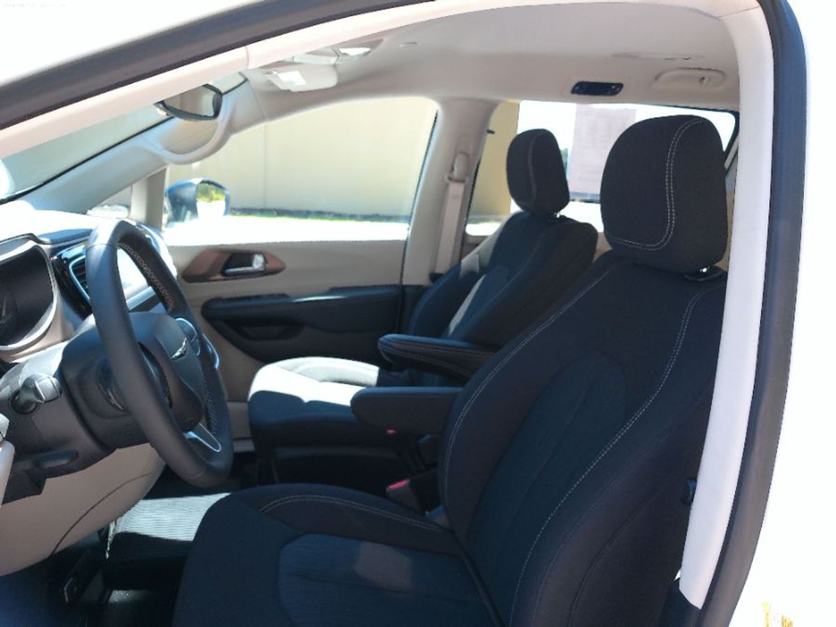 2024 CHRYSLER VOYAGER - Image 15