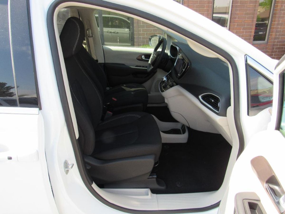 White Chrysler Voyager image number 7