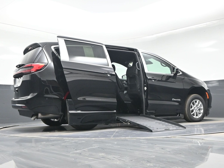 Black Chrysler Pacifica image number 21