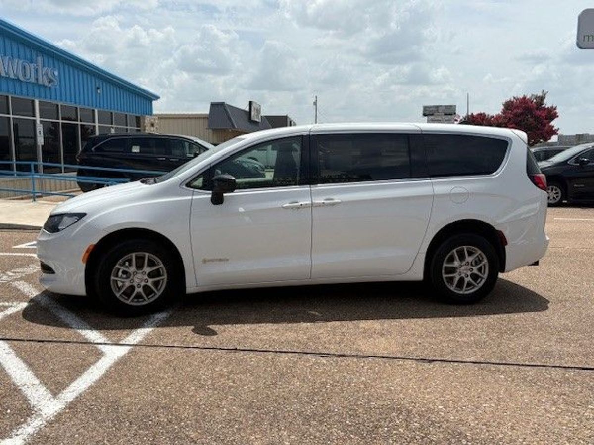 2024 CHRYSLER VOYAGER - Image 2