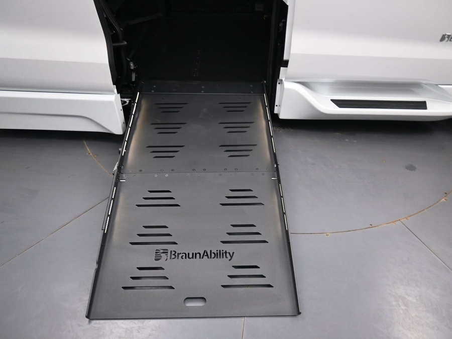 New 2026 Toyota Sienna Hybrid XLE Base - BraunAbility Side Entry Fold Out Automatic Ramp
