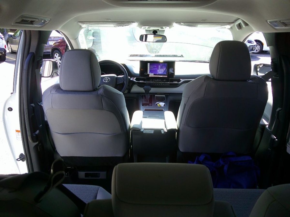 White Toyota Sienna image number 14