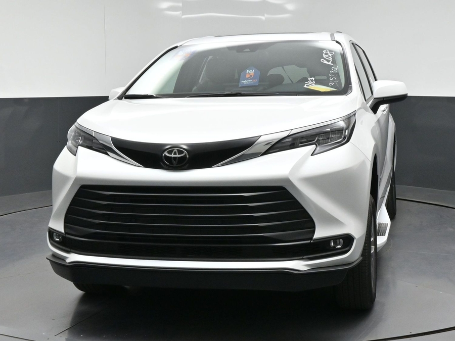 White Toyota Sienna image number 24